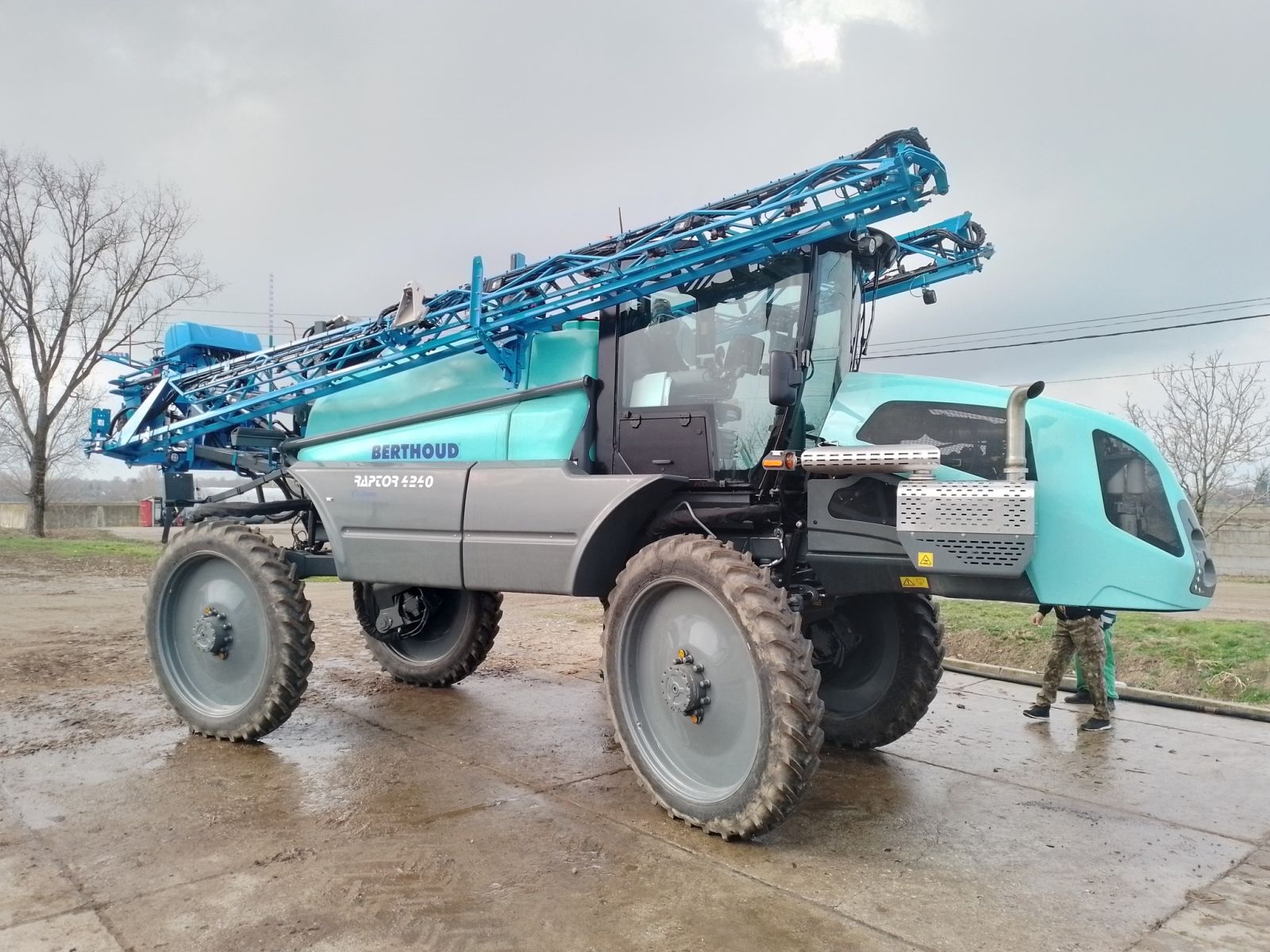 Imagine din prezentarea Livrare masina de erbicidat Berthoud Raptor 4240
